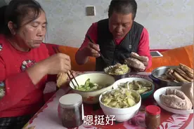 老爸稀罕当帮厨？高粱面做法多，蒸的馒头都开花，吃的真满足视频封面