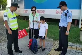 学校锁门了？小学生校门口徘徊大哭，得知原因后令人捧腹不已视频封面