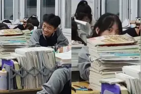 男生自习课故意逗女同桌，下秒正襟危坐掩饰假动作，青春回不来了视频封面