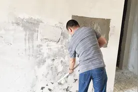 毛坯房墙皮要不要铲？当初我没听劝直接施工，现在墙面返潮还掉皮