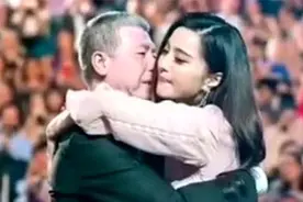 范冰冰主动扑向冯小刚怀里，冯小刚下意识的反应，暴露真实关系！视频封面