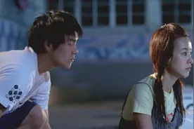 彭于晏偷吻陈意涵，被发现后，跳入水中