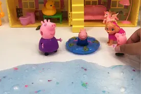 乔治非要去游泳，结果掉进大海里了视频封面