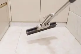 厨房地板拖完还是黏黏的？学会这招，油污一拖就干净，看完涨知识视频封面