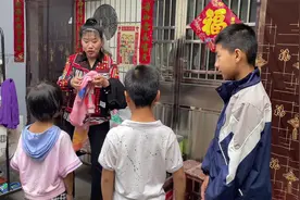 二姑把侄子送回家了，因为天天上网也不学习，吵骂并用也听不进去视频封面
