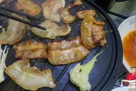 想吃烤肉在家自己做，阿斌切完整块五花肉，这样烤出来馋的流口水视频封面
