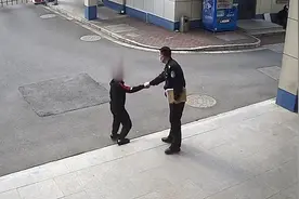 男子出狱第二天当面感谢抓他的民警：如果晚半小时抓我，就自杀了视频封面