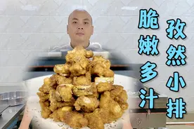 怎么做出一道外焦里嫩且汁水多的排骨？不难，两个关键点，学起来视频封面