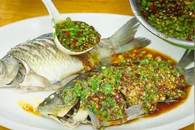 凉拌鲫鱼最好吃的做法，厨师长简单的凉拌汁，在夏天最合适