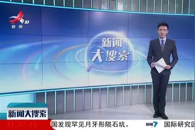 蛇钻进鸟笼吞下画眉 因肚子太大被卡视频封面