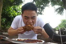 小二做酸辣羊欢喜，吃起来和牛欢喜有个共同点，直接手拿着啃