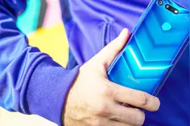 华为9月将发5.5寸小屏旗舰手机，小巧便携性能强劲，优缺点明显视频封面