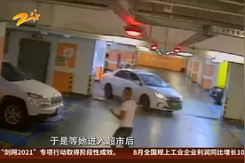 惊悚！ 女子打开车门 车内竟有个陌生男人