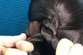 丸子头盘发要这样拧才好看，花苞头很快就扎好，方法使用还简单！