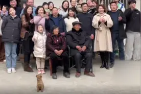 江苏一家拍全家福小狗自觉入镜，狗狗：算我一个视频封面