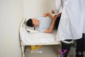 小伙子吃坏东西闹肚子，拉去医院没想到打一针送一针，哈哈哈视频封面