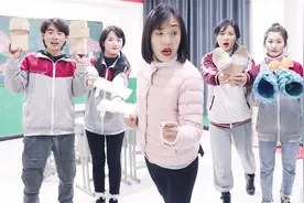 同学们发现老师的脚太痒，纷纷都帮她做了舒适鞋子，真贴心视频封面