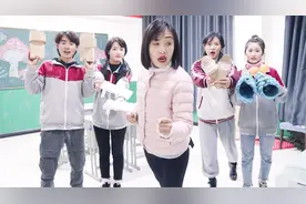 同学们发现老师的脚太痒，纷纷都帮她做了舒适鞋子，真贴心视频封面