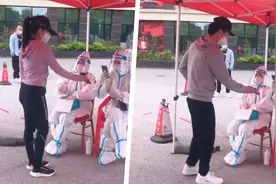 夫妻俩感情稳定！陈晓陈妍希牵手做核酸超甜蜜，穿情侣装打扮低调