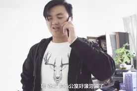 小伙不慎将老板杯子打碎，灵机一动想出这个法子，结果自作自受视频封面