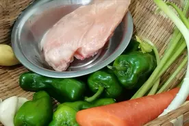 农家下饭菜青椒鸡肉片，肉质滑嫩不柴，一锅出做法简单，好吃解馋视频封面