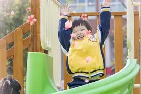 孩子们的笑脸像春天的花朵一样灿烂……