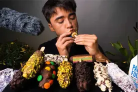 国外小哥 ASMR 深夜放毒 沉浸式吃吃吃 甜品控视频封面
