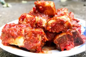 拿豆子去镇上换豆腐，做豆腐乳，刚腌好的豆腐乳老妈就直接吃视频封面