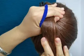 教你扎一款用手拽出的丸子头，这个发型就漂亮了，好看又简单