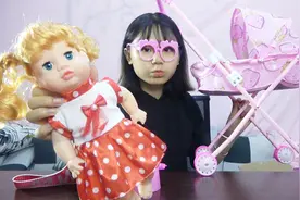 试玩“瓷娃娃”，妹子模拟带娃换尿不湿一窍不通，画面太搞笑了！视频封面
