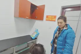 农村一家三口去镇上澡堂子洗澡，这样的单间房要25元，你说贵不贵视频封面