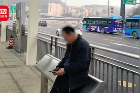 BRT站点倾斜座椅被批形式主义 官方：靠着比较舒服，旁边有普通座视频封面