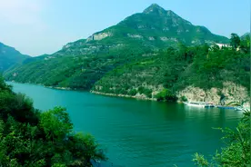 山，刺破青天锷未残。天欲堕，赖以拄其间。——毛泽东视频封面