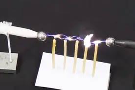 用电流击打火焰会发生什么？一道蓝光下去，有趣的科学现象发生了视频封面