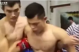 健身教练擂台与职业拳手切磋，两三拳就被打下去了，这就是差距视频封面