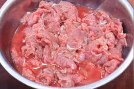 牛肉里倒入一罐啤酒上浆搅拌，厨师长分享炒牛肉技巧，滑嫩多汁