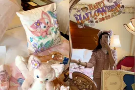 女子住迪士尼玲娜贝儿主题房，疯狂打包周边礼，得知价格网友服了视频封面