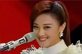 王小玮双排琴演奏《铁血丹心》，旋律一出激荡人心，惊呆众人！视频封面