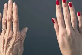 双手粗糙发黑很难看？学会这一招，没几天立马白皙嫩滑还水润