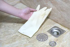 下水道口放一个橡胶手套，太聪明了，解决家家都困扰的烦恼，学学
