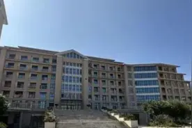 福建平潭一医院34岁员工天台自缢，被扣工资一年多，警方回应