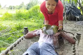 2022印度搞笑视频集合，两个比拼洗澡，你没见过的搓澡方式