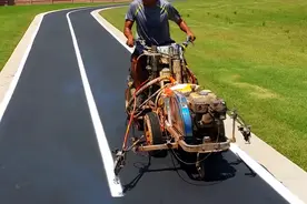 实拍公路划线，为何能划的那么直，是靠技术吗？