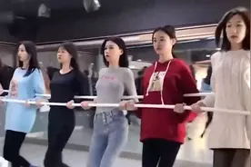 满级人类：灰色紧身衣的小姐姐，身材真是太棒了视频封面