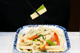 莲藕怎么做才爽口好吃？厨师长分享技巧，焯水时要放这些东西视频封面