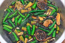 厨师长分享老式腌黄瓜辣椒咸菜做法，脆爽爽口，又香又辣超下饭