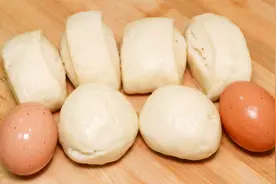 馒头超好吃的做法，打两个鸡蛋，简单一做，外酥里软，营养又解馋