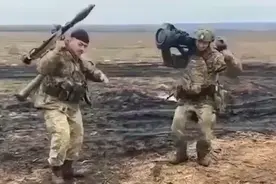 乌克兰士兵肩扛RPG火箭筒嗨跳战舞 身后是刚激战过的一片焦土视频封面