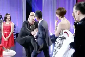 郭德纲与李好争孩子！老郭直接就动手了！自己差点摔一跤！