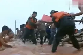 惊涛：98年长江抗洪，解放军用身体堵住大堤决口，看哭了！视频封面